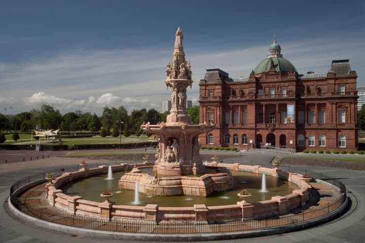 Glasgow Scavenger Hunt & Highlights Self-Guided Walking Tour