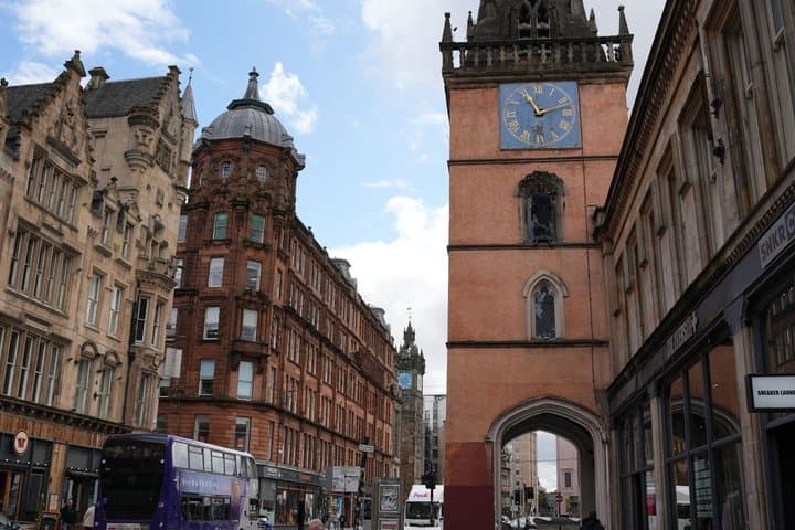Glasgow Scavenger Hunt & Highlights Self-Guided Walking Tour