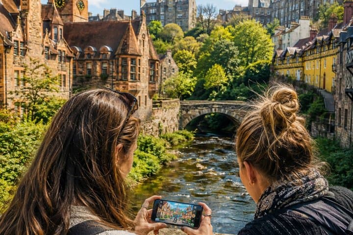 Edinburgh: Self-Guided Scavenger Hunt & Walking Tour
