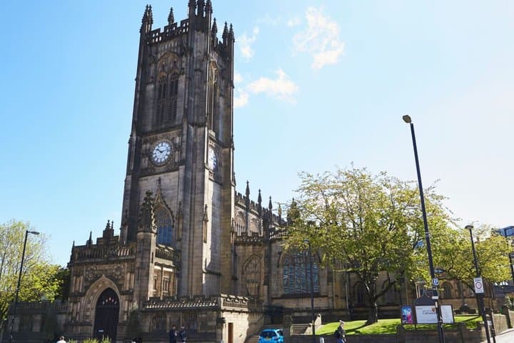 Manchester Scavenger Hunt & Highlights Self-Guided Walking Tour