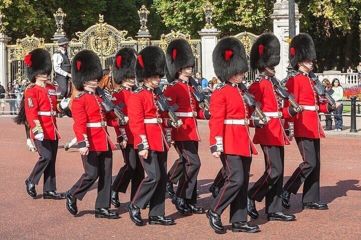 French Buckingham Palace and Changing of the Guard Walking Tour