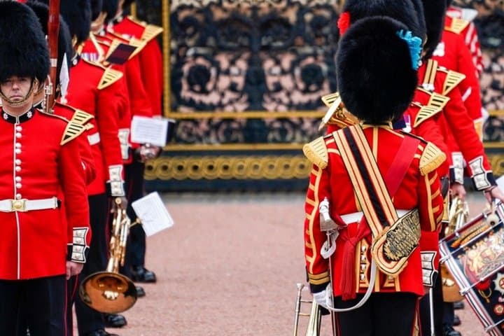 Spanish Buckingham Palace and Changing of the Guard Walking Tour