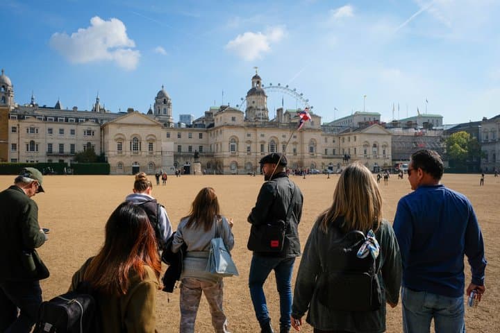 Private Buckingham Palace and Changing of the Guard Walking Tour