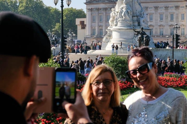 Private Buckingham Palace and Changing of the Guard Walking Tour