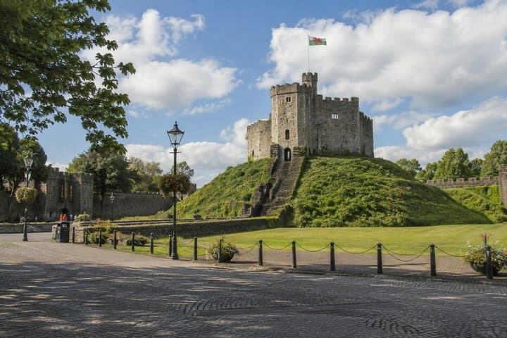 Self-Guided Podcast Tour Cardiff: Glass Roofs and Gothic Dreams
