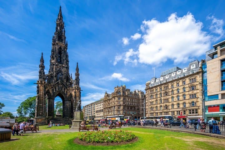 Edinburgh Acropolis and Gin Distillery EBike Tour
