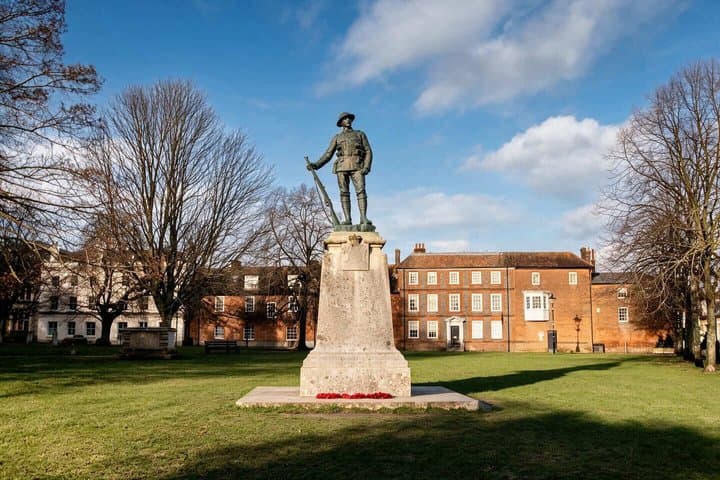 Hello Winchester: Private 2-Hour Intro City Walk with Local Guide