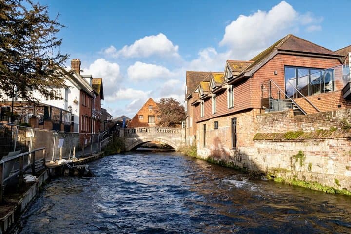 Hello Winchester: Private 2-Hour Intro City Walk with Local Guide