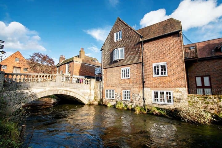 Hello Winchester: Private 2-Hour Intro City Walk with Local Guide