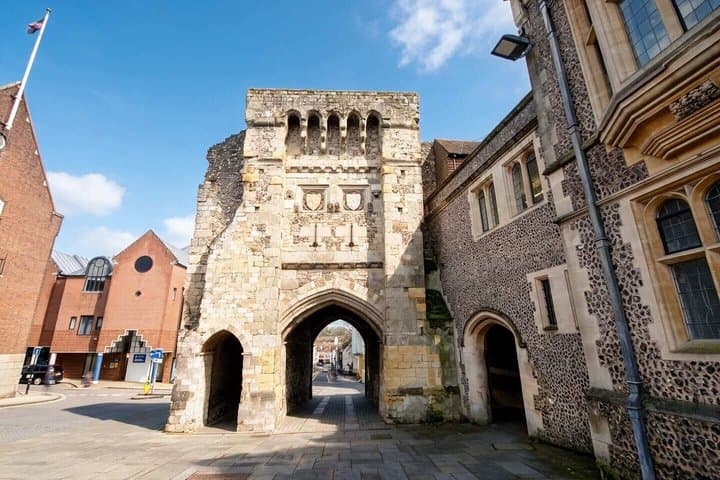 Hello Winchester: Private 2-Hour Intro City Walk with Local Guide
