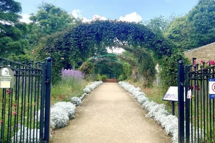 Roundabout Roundhay Park: A Self-Guided Step-Free Tour