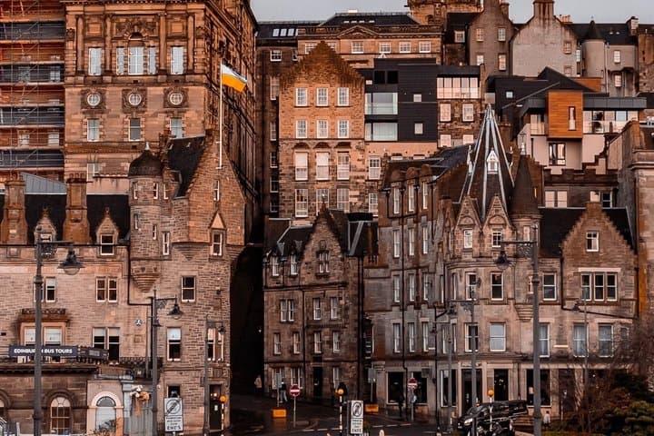 Edinburgh: Hidden Closes, Secrets & Scandalous Stories