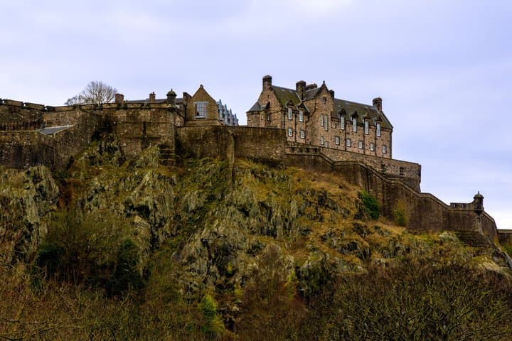 Edinburgh: Hidden Closes, Secrets & Scandalous Stories