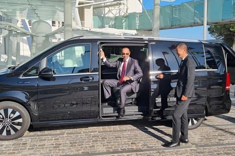 Edinburgh Airport Private Transfer to an from City Center