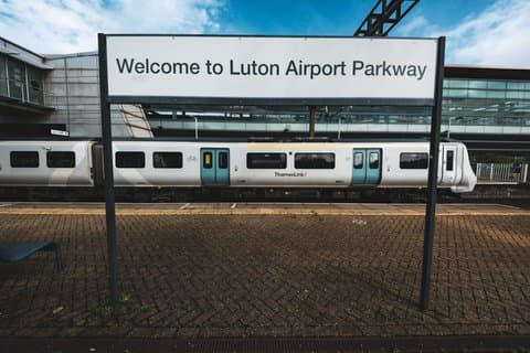 Luton Train Transfer between Luton Airport and London