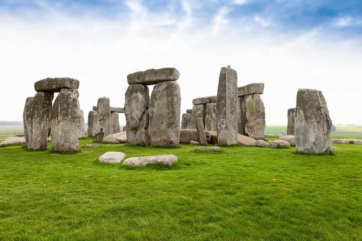 Stonehenge, Windsor Castle, Bath, and Medieval Village of Lacock Including Traditional Pub Lunch