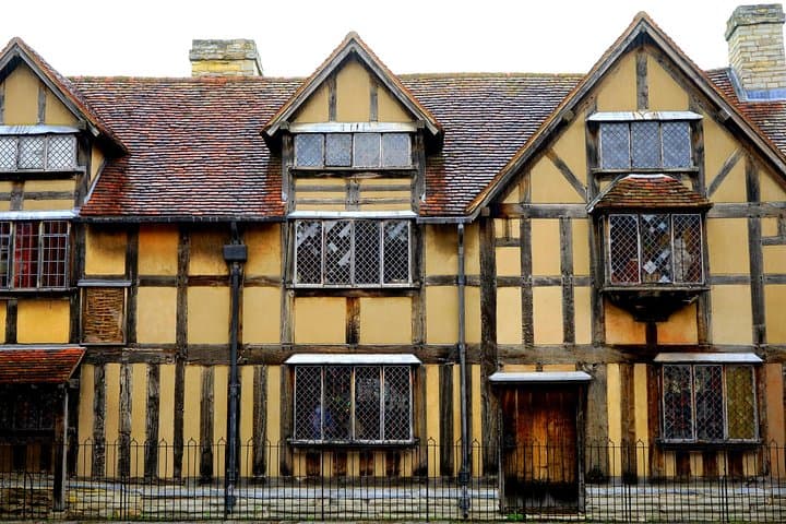 Get to know the birthplace of English playwright and poet William Shakespeare’s in Stratford-upon-Avon