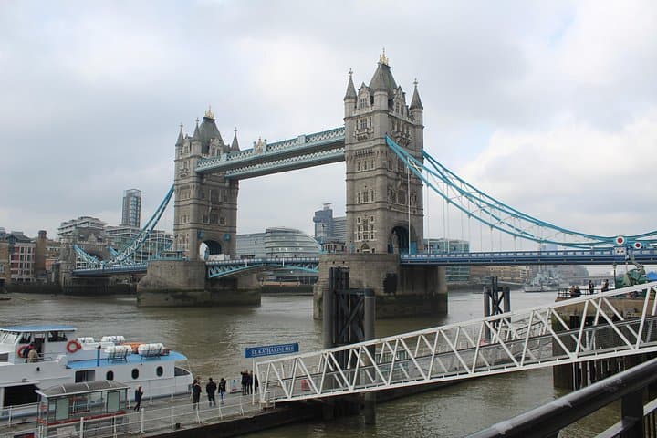 Heathrow Airport to Central London Private Round Trip Transfer