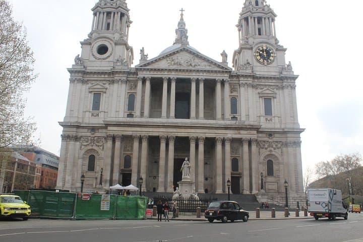 Heathrow Airport to Central London Private Round Trip Transfer