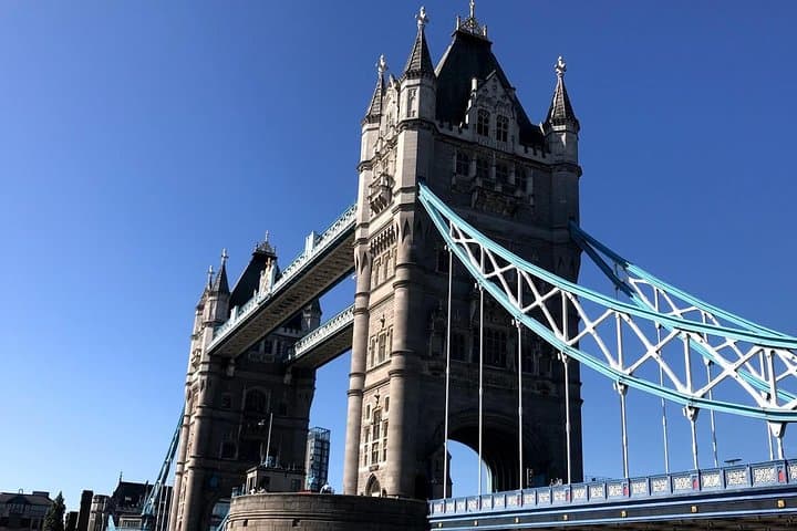 Half Day Walking Tour of Traditional London by Walking & Public Transportation