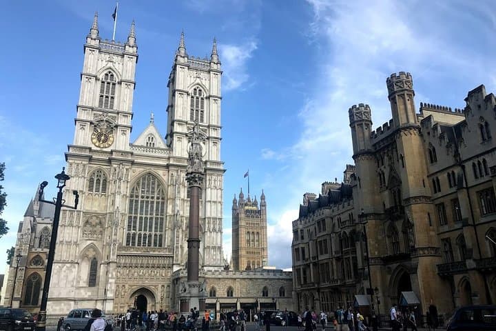 Half Day Walking Tour of Traditional London by Walking & Public Transportation
