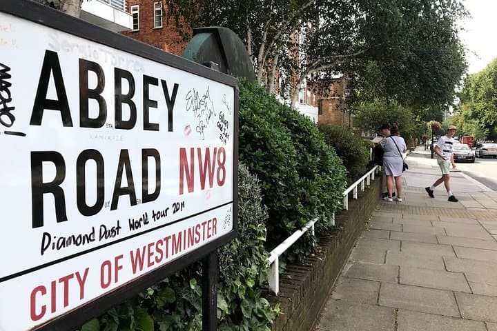 Half Day Walking Tour of Traditional London by Walking & Public Transportation