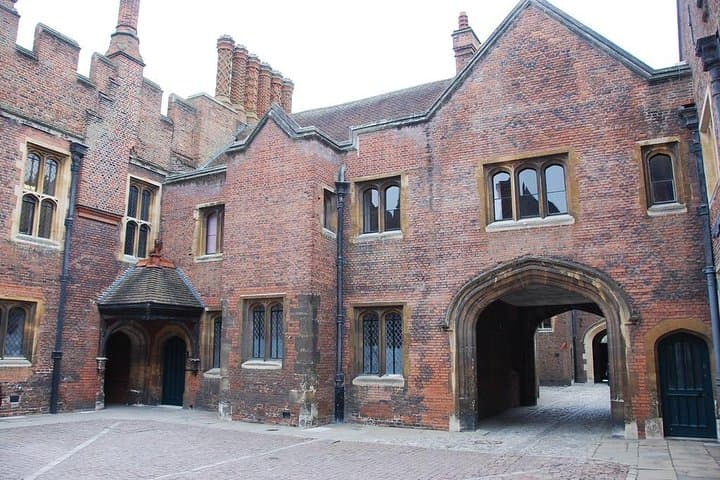 Hampton Court Palace Private Tour - Secrets of Henry VIII