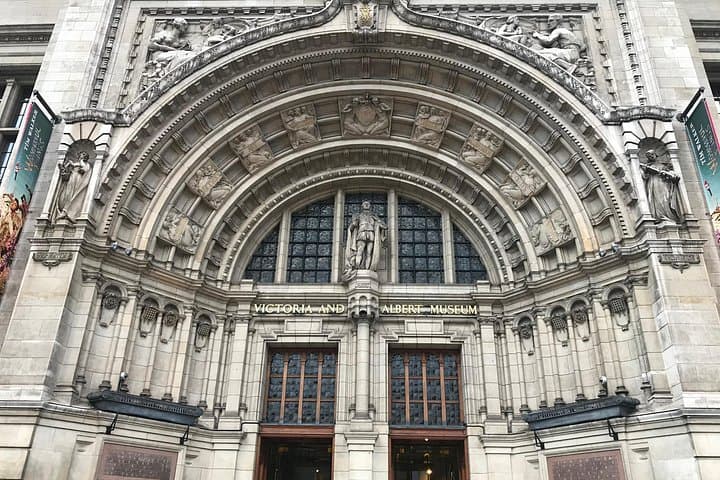7 Day Private Tour of London with Host Family Accommodation