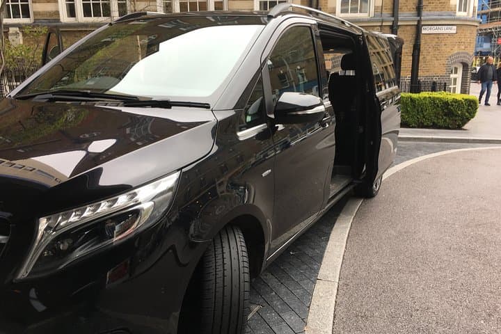 Private transfers between London Heathrow - London City Airports