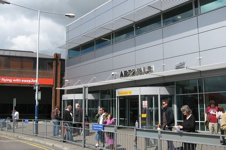 Private transfers between London City Airport - London Luton Airport