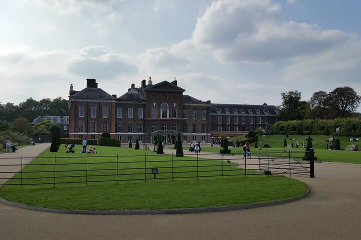 Hyde Park and Kensington Gardens: A Self-Guided Audio Tour