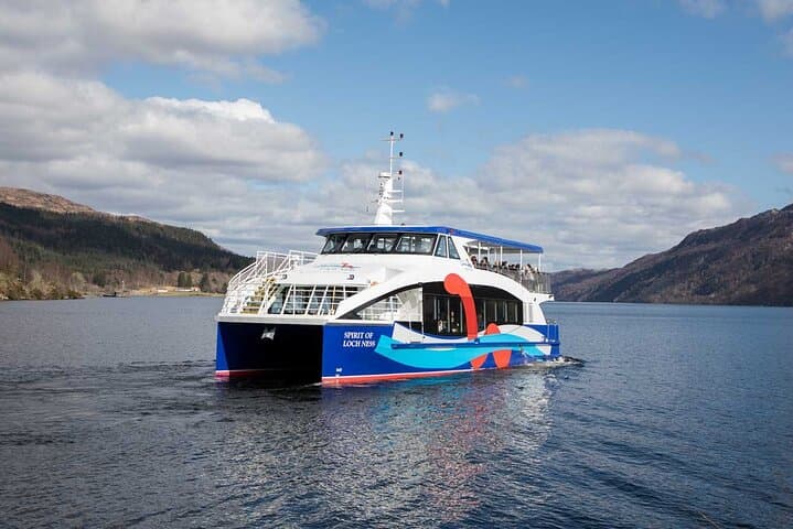 Cruise Loch Ness boat