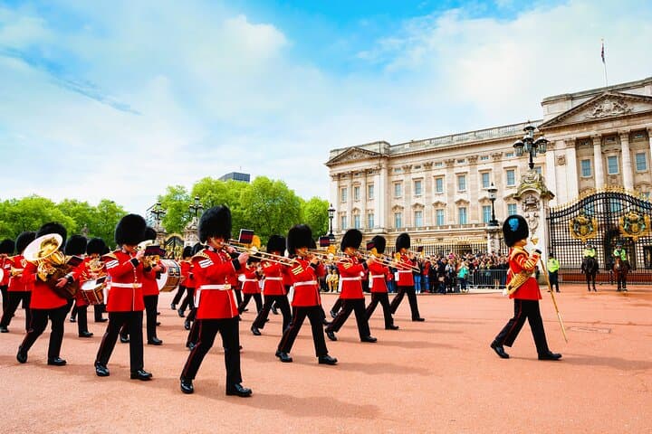 Changing of the Guard Guided Tour at Buckingham Palace