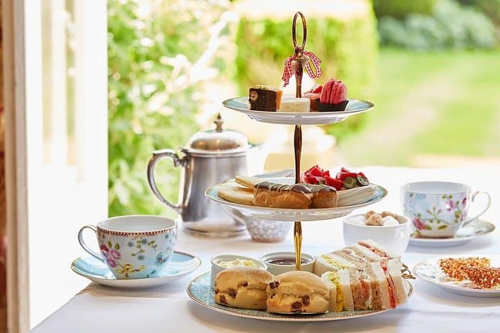 Hampton Court Palace Guided Tour. Full day Entry & Afternoon Tea