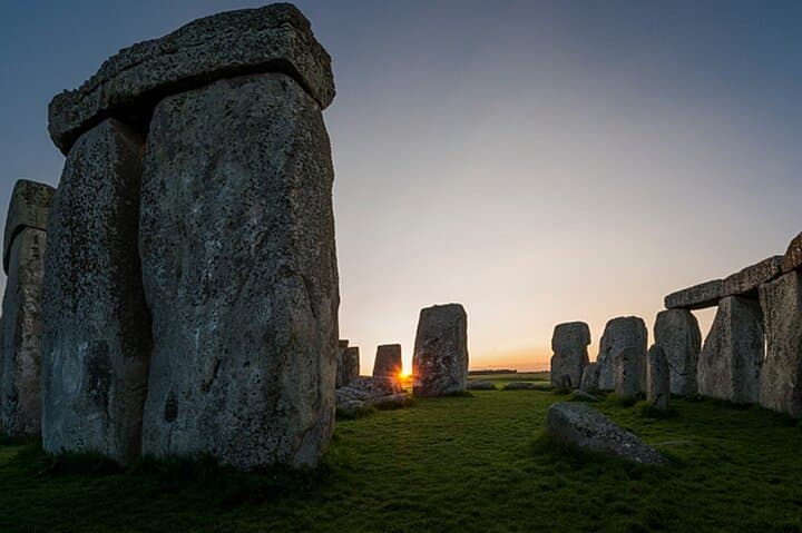 Stonehenge Special Access Guided Evening Tour from London