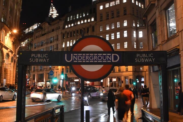 Starting close to Monument station, this tour is easy to reach by Public Transport.