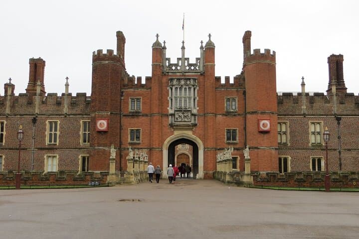 Hampton Court Palace Private Tour with Skip the Line Entry