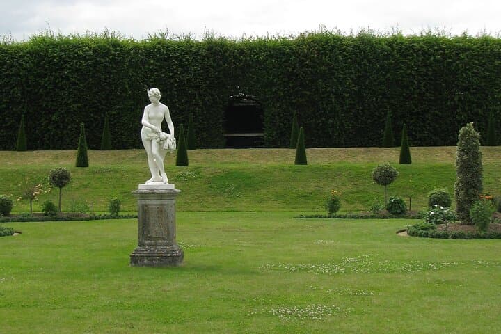 Hampton Court Palace Private Tour with Skip the Line Entry