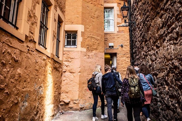 Edinburgh Old Town Walking Tour With Holyrood Palace Entry