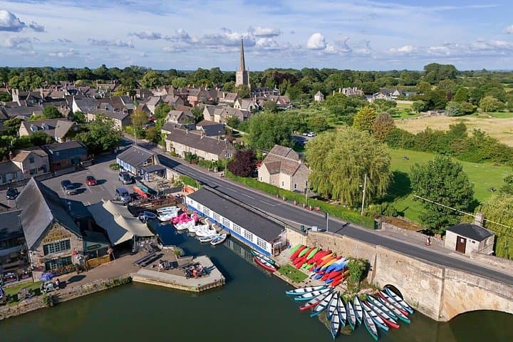 Set off from the picturesque town of Lechlade on Thames