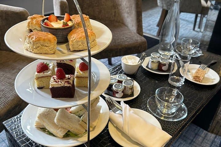 Buckingham Palace Tour and Afternoon Tea