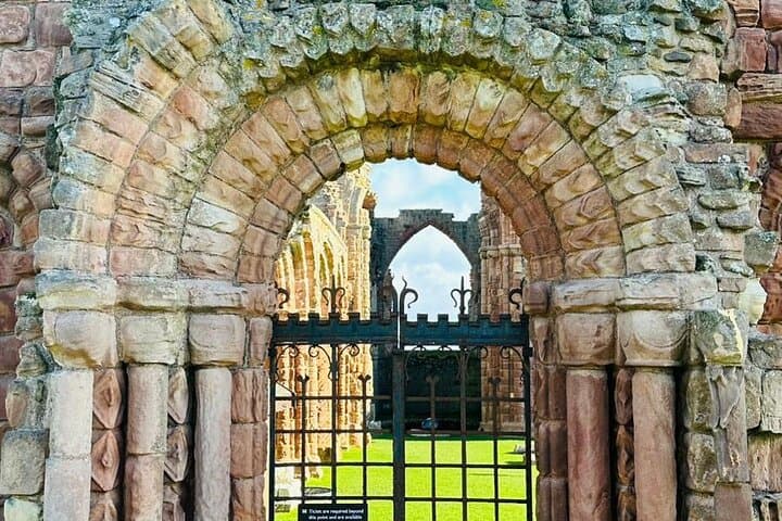 Holy Island, Alnwick Castle/Gdns, Border Guided Private Day Tour