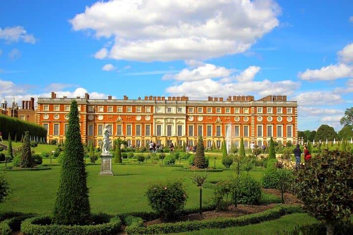 Private Tour of Stonehenge and Hampton Court Palace