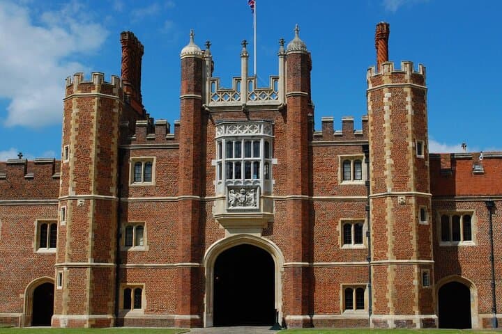 Private Tour of Stonehenge and Hampton Court Palace
