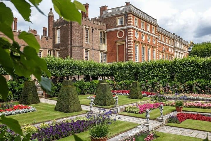 Private Tour of Stonehenge and Hampton Court Palace
