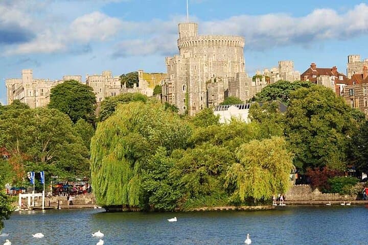 Private Tour to Stonehenge and Windsor Castle with Driver & Guide