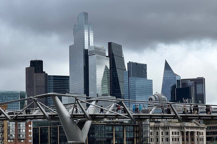 Tour between the City of London and the south side of the River Thames