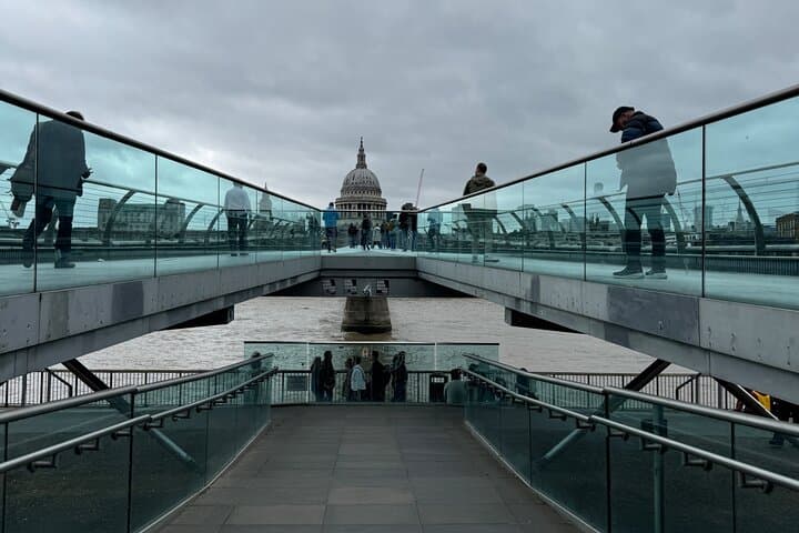 Tour between the City of London and the south side of the River Thames