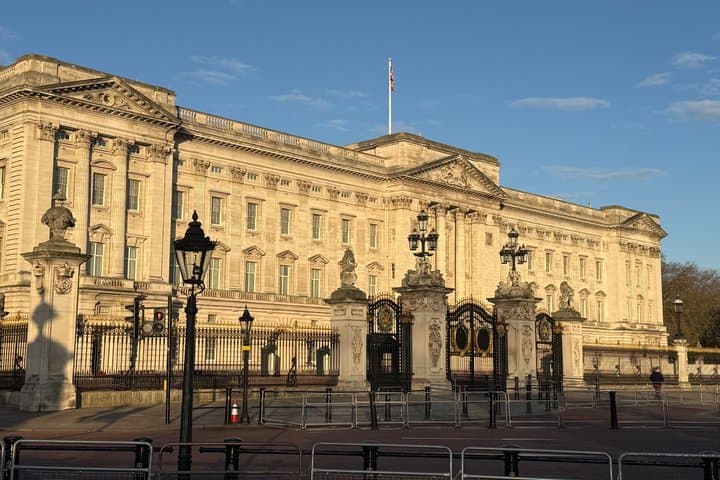 Early Morning Guided Walking Tour in London
