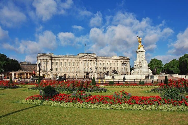 London Power, Palaces and Royal Secrets Walking Tour